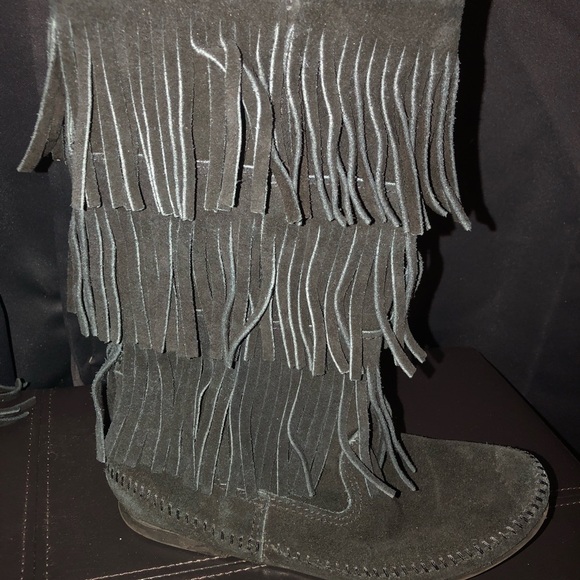 Minnetonka Three Tier Black Fringe Boots - Picture 3 of 3